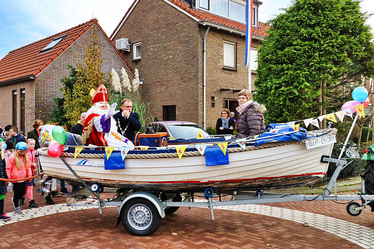 Aankomst van de Sint en zijn Zwarte Pieten in Waarder_045